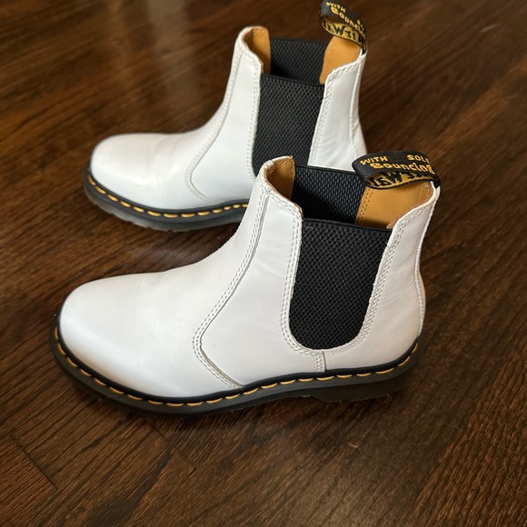 DOC MARTEN 2976 Yellow Stitch Smooth Leather Chelsea Boots - Picture 3 of 4